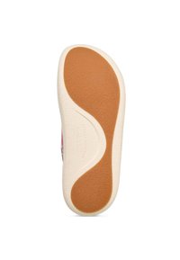 Semelle de chaussure avec une base en caoutchouc texturé de couleur crème et un motif en vagues marron ; conception flexible pour le confort et l'adhérence.