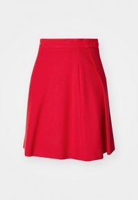 Mini-jupe rouge ajustée avec une taille haute, des détails plissés, un tissu lisse et une fermeture éclair latérale. Forme classique en A.