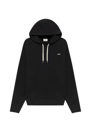 Felpa nera con cappuccio con piccolo logo bianco sul petto, coulisse bianche e polsini e orlo a coste, distesa su sfondo bianco.
