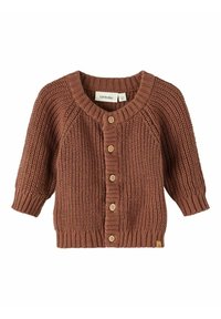 Gebreide cardigan in rustkleur, met een ronde halslijn, korte mouwen, houten knopen en geribbelde zoom. Textuurdetail van de stof zichtbaar.