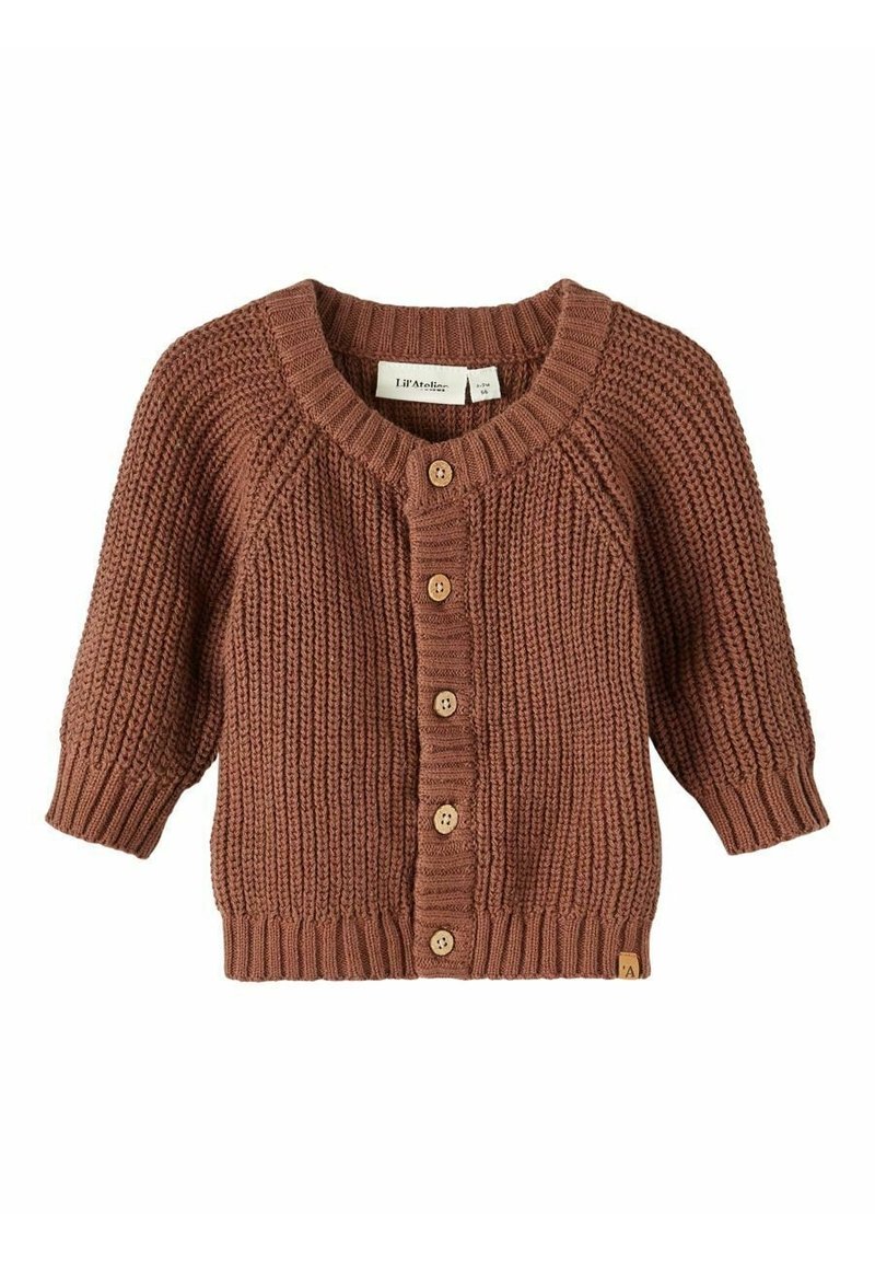 Gebreide cardigan in rustkleur, met een ronde halslijn, korte mouwen, houten knopen en geribbelde zoom. Textuurdetail van de stof zichtbaar.