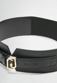 Cintura in pelle nera con un design largo, dotata di una fibbia dorata e di una cinghia regolabile. La superficie ha una finitura testurizzata.