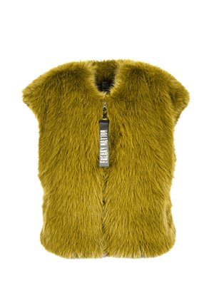 Chaleco de piel sintética en verde oliva, con un alto cuello, sin mangas y una cremallera central con una etiqueta negra que muestra "Freakin' Nation."