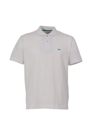 Witte polo met een twee-knops sluiting, korte mouwen en een turquoise geborduurd hondenlogo op de linkerkant van de borst. Gladde textuur.