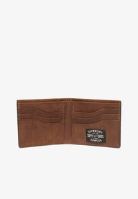 Cartera de cuero marrón con múltiples compartimentos para tarjetas, una textura suave y una etiqueta de tela que presenta la marca "Superdry" en un lado.