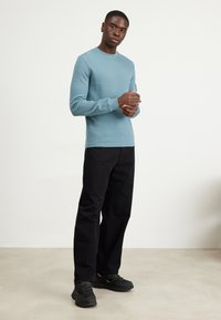 Calvin Klein Jeans BADGE TEE - Top dugih rukava - goblin blue