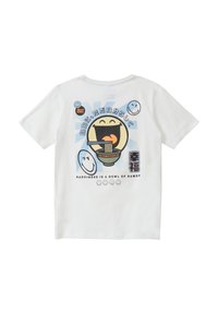 Witte katoenen T-shirt met een afbeelding van een lachend gezicht dat ramen vasthoudt, met blauwe accenten en Japanse tekst die zegt "Geluk is een kom ramen."