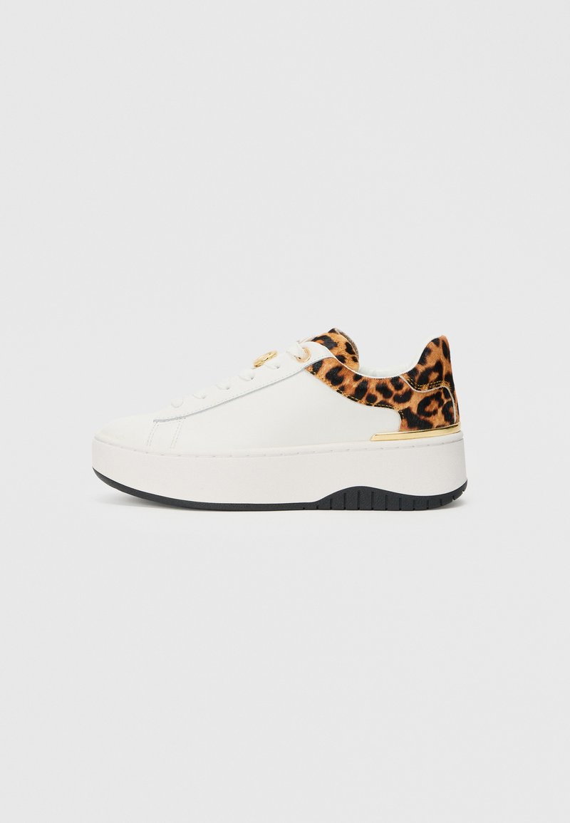 Sneaker platform in pelle bianca con un colletto in tessuto leopardato, dotato di suola in gomma nera e sottili dettagli dorati.
