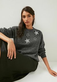 Next STAR EMBELLISHED CREW NECK - Strickpullover - charcoal grey
