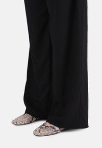 SER-AJAA - Ballet pumps - oatmilk/white/black