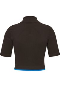 Brun kortärmad polotröja med ribbat mönster och en djärv blå accent vid fållen. Fitted design med strukturerad ryggdetalj.
