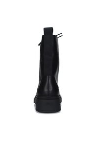 Stivale alla caviglia in pelle nera con pannello in tessuto a costine e linguetta per indossarlo. Suola in gomma piatta con logo impresso. Leggera lucentezza sulla superficie in pelle.