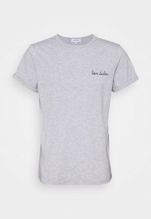 Graues Baumwoll-T-Shirt mit kurzen Ärmeln, rundem Halsausschnitt und umgeschlagenen Ärmeln. Auf der linken Brust befindet sich der schwarze, gestickte Schriftzug "love dealer".