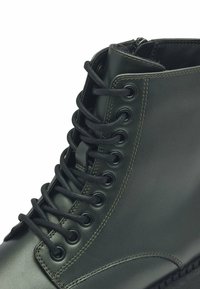 Tamaris Bottines à plateau - green metallic