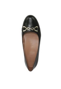 Zwarte leren ballerina met een ronde neus, een gladde textuur en een gouden metalen strikaccent aan de voorkant. De binnenkant is beige.