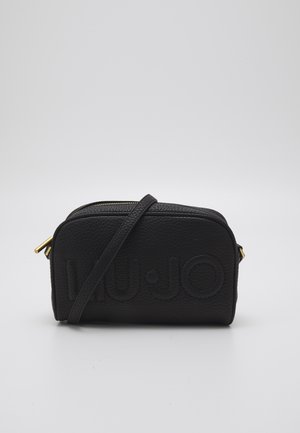 Zwarte leren crossbodytas met reliëf "LIU JO" logo en ritssluiting en hardware in goudkleur tegen een witte achtergrond.