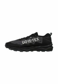 Zapatilla de running negra y gris con un upper texturizado, featuring el logo "GORE-TEX", una suela gruesa y una pestaña de agarre en el talón.