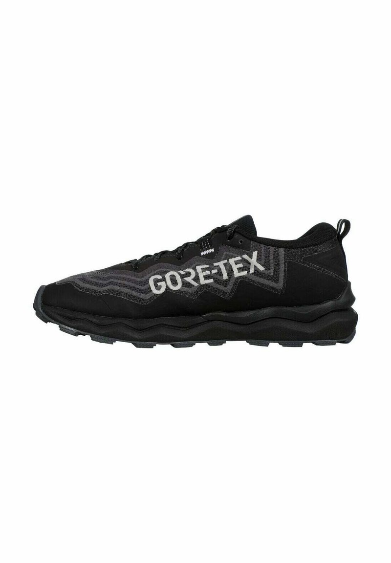 Zapatilla de running negra y gris con un upper texturizado, featuring el logo "GORE-TEX", una suela gruesa y una pestaña de agarre en el talón.