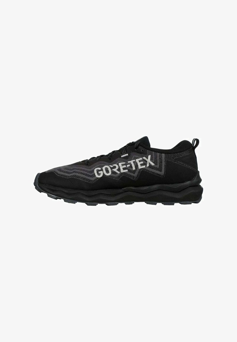Zapatilla de running negra y gris con un upper texturizado, featuring el logo "GORE-TEX", una suela gruesa y una pestaña de agarre en el talón.