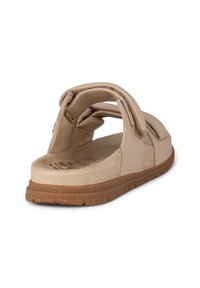 Beige sandal med mjukt, texturerat tyg på ovansidan, justerbara remmar och en vadderad sula. Gummiyttersula med ribbad textur för bra grepp.