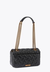 Czarna torebka z plecionej skóry o prostokątnym kształcie, z pikowanym wzorem, złotymi łańcuszkowymi rączkami i emblematem z logo z przodu.