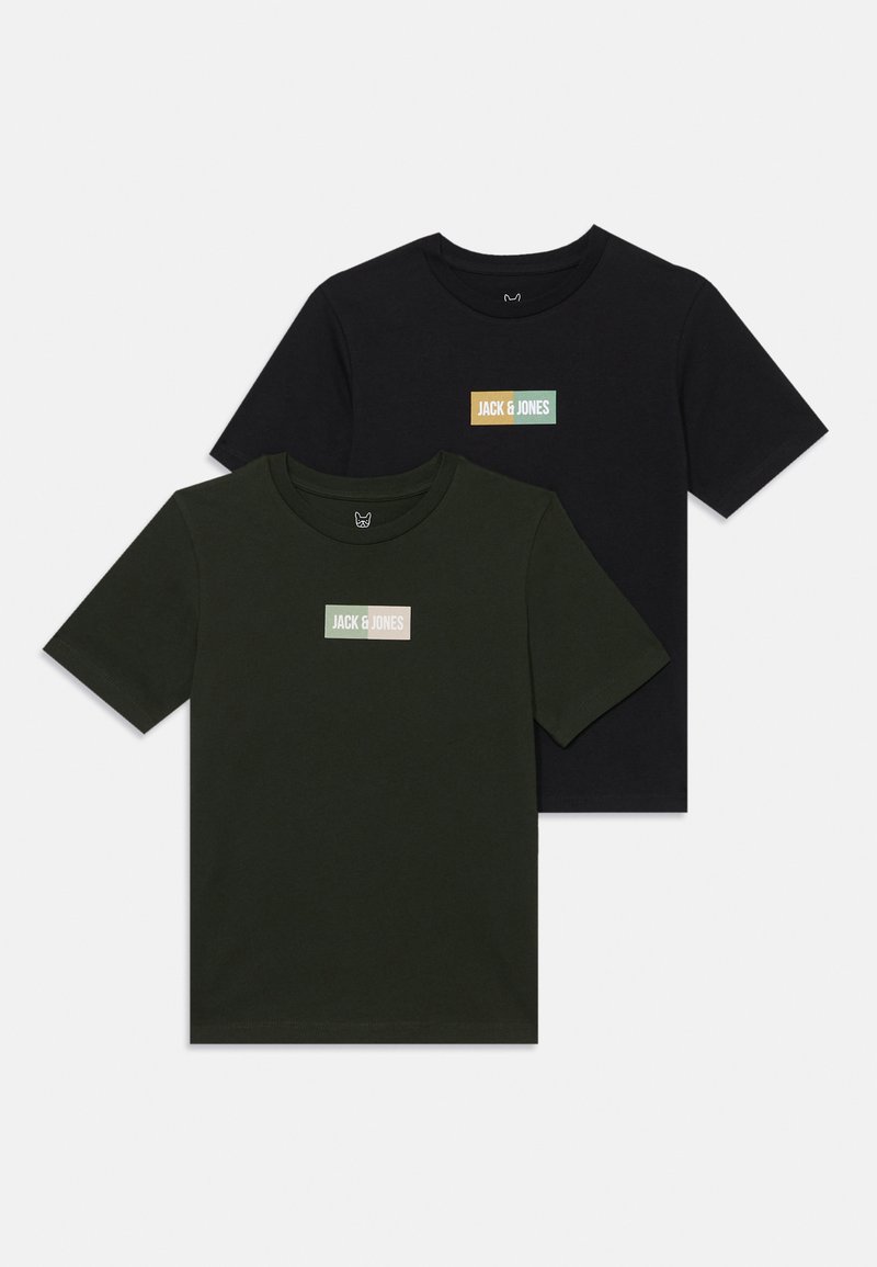 To skjortermede T-skjorter: en svart og en mørkegrønn, begge med logo på fronten. Laget av myk bomullsstoff, med vanlig passform.