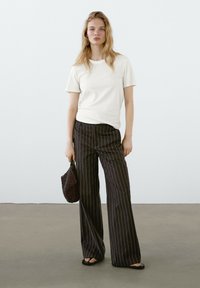 FRAYED COLLAR SHORT SLEEVE - T-shirt basic - beige