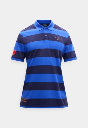 Plava i tamnoplava prugasta polo majica s natpisom "FRANCE" i Nike logotipom na prsima, crvenim znakom na rukavu i izvezenim tekstom blizu ruba.