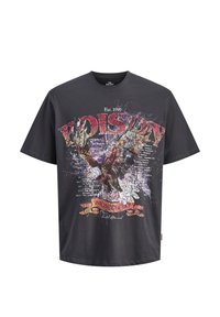 Μαύρο T-shirt με μεγάλο ρετρό γραφικό αετού, φθαρμένο κόκκινο κείμενο "POISON" και επιπλέον κείμενα και σχεδιαστικές λεπτομέρειες σε λευκό και πορτοκαλί.