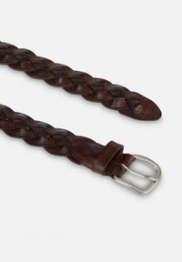 Cintura in pelle intrecciata di colore marrone scuro con superficie liscia e fibbia in metallo argentato, caratterizzata da un'estremità affusolata e un intricato motivo di tessitura.