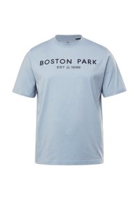 Helles blaues Baumwoll-T-Shirt mit kurzen Ärmeln, rundem Ausschnitt und schwarzem Textdesign mit der Aufschrift "BOSTON PARK EST 1996". Keine zusätzlichen Verzierungen.