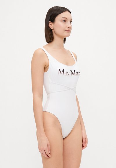 Valkoinen yksiosainen uimapuku, jossa on paksut hihnat ja pyöreä kaula-aukko. Uimapuvussa on edessä grafiikka, jossa lukee "Max Mara" ja epäsymmetrinen ristikkäinen muotoilu.