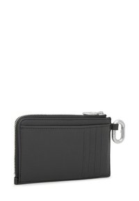 Czarny skórzany portfel na karty z zamkiem błyskawicznym, wieloma miejscami na karty oraz srebrnym elementem do przypięcia do breloczka lub torby.