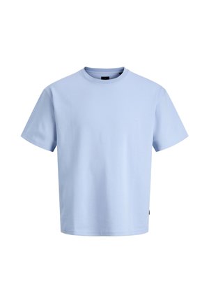 Gaiši zils T-krekls ar īsām piedurknēm un apaļu apkakli, ar nelielu, smalku logotipu kreisajā krūtīs un taisnu apakšmalu.