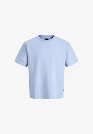 Šviesiai mėlynas trumpomis rankovėmis marškinėliai su apvalia iškirpte, mažas subtilus logotipas kairėje krūtinės pusėje ir tiesi apačia.