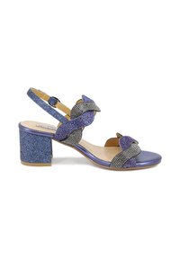 Sandali con tacco a blocco e cinturini. Presentano un materiale glitter viola, un design intrecciato e accenti metallici in nero e argento.