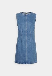 Vestido de mezclilla en azul claro, diseño sin mangas, escote redondo, cierre frontal de cremallera, dos detalles de costura vertical en los lados, dobladillo a la altura de la rodilla.