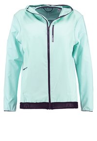 Chaqueta impermeable de color azul claro con capucha, cierre frontal de cremallera completa, bolsillos laterales y detalles de malla negra en la cintura. Textura suave.