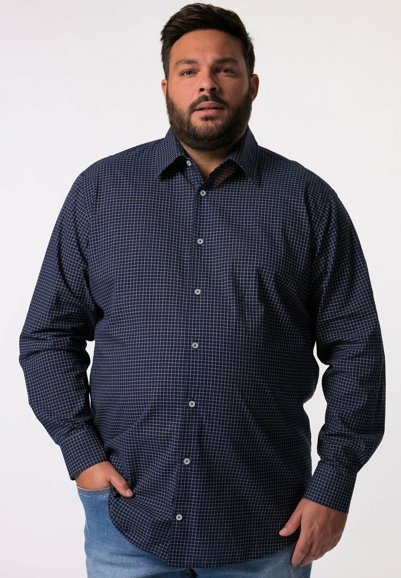 Camicia a quadri blu navy con maniche lunghe, colletto a pulsante e tasca frontale. Realizzata in tessuto intrecciato, con bottoni bianchi.