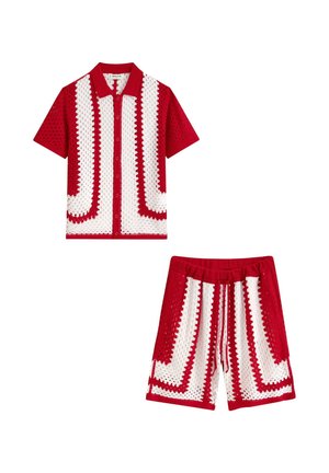Chemise à manches courtes rouge et blanche en crochet avec boutons et short assorti avec des motifs géométriques et un col sur la chemise.