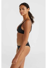 Svart bikini-set med triangulärt överdel och låg midja. Tillverkat av mjukt tyg med tunna justerbara band. Enkelt mönster utan tryck.