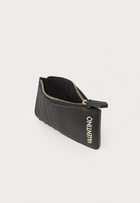 Pouch de cuero negro texturizado con cremallera dorada y marca. Presenta un diseño acolchado en un lado, con forma rectangular delgada.