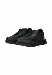 Scarpe sportive nere realizzate con una combinazione di materiali in rete e sintetici, dettagli testurizzati e una suola in gomma robusta con un battistrada a motivo.