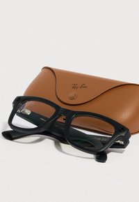 Schwarze Ray-Ban-Brille mit mattem Finish und rechteckigen Fassungen, begleitet von einem braunen Lederetui mit Druckknopfverschluss.
