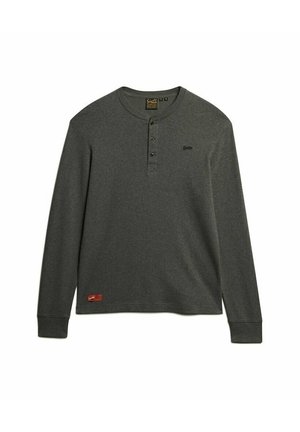 Donkergrijze, langslavige henley-shirt van zachte stof, met een drieknoopsluiting, een logo op de borst en een merklabel aan de onderkant.