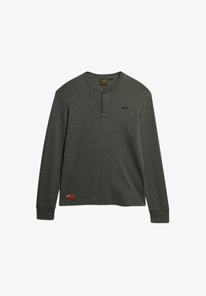 Czarna szara koszulka typu henley z długim rękawem, wykonana z miękkiego materiału, z trzema guzikami przy dekolcie, logo na klatce piersiowej oraz metką marki przy dolnym brzegu.