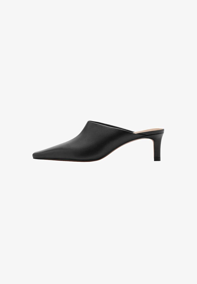 Mule en cuir noir avec bout pointu et petit talon fin, dos ouvert, design minimaliste sur fond blanc.