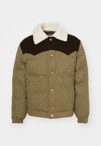 Doudoune vert olive avec un col en fausse fourrure blanche et un panneau d'épaule en velours côtelé marron. Dispose d'une fermeture à boutons cuivrés et de poches latérales.