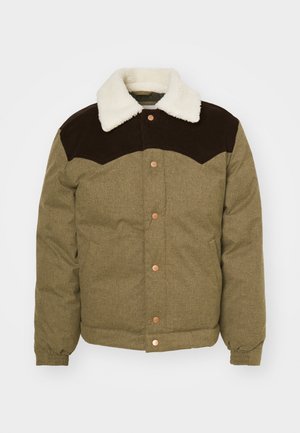 Giacca puffer verde oliva con colletto in finta pelliccia bianco e pannello in corduroy marrone sulle spalle. Presenta una chiusura con bottoni in rame e tasche laterali.