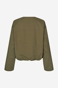 Maslinasto zelena kratka jakna s dugim rukavima, izrađena od glatke tkanine. Ima okrugli izrez i ušivene detalje na stražnjoj strani.